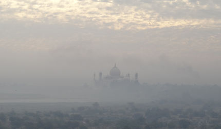 Taj Mahal dans la brume du matin