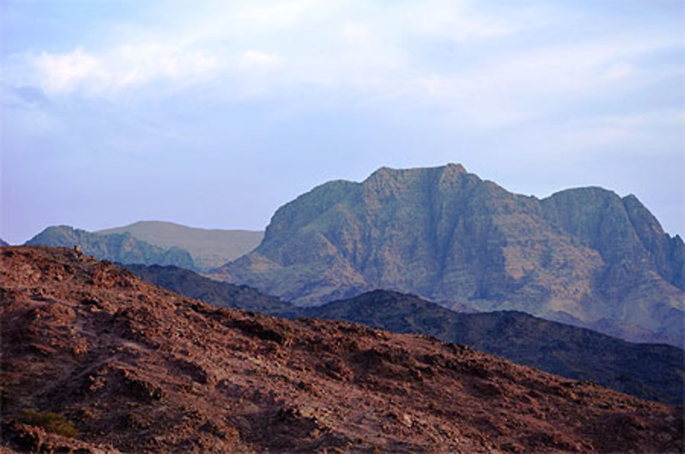 La nuit tombe sur les monts entourant Feynan