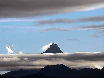 Le volcan Puntagudo perce les nuages à l'aube