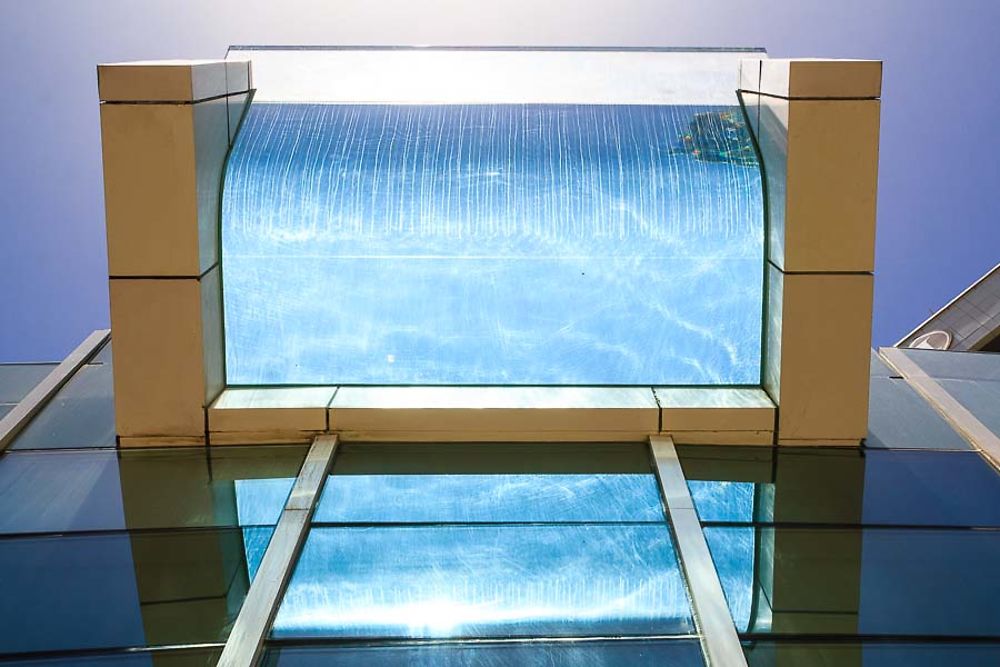 Piscine accrochée à un immeuble