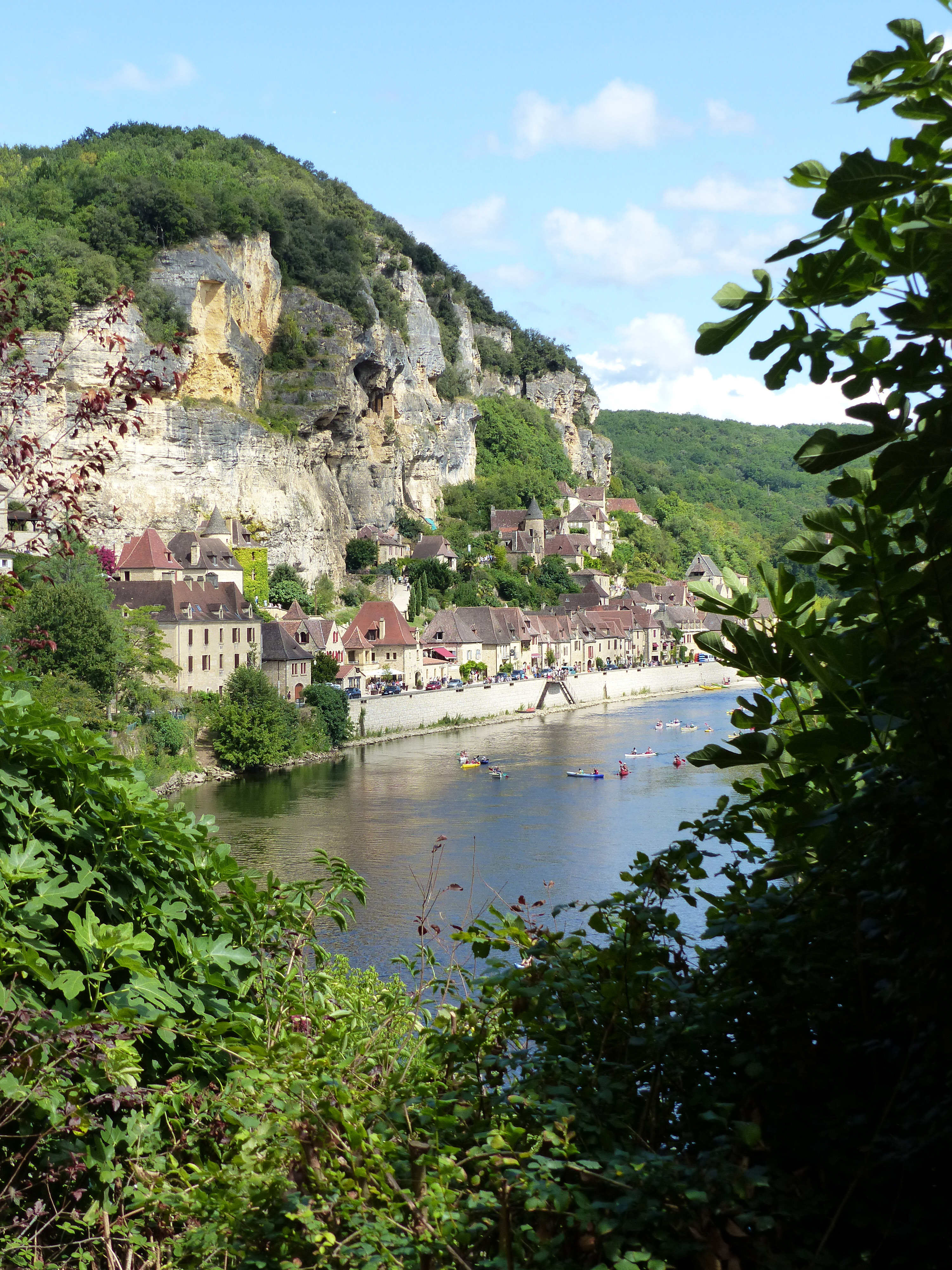 Un village taillé dans la falaise Un village taillé dans la falaise