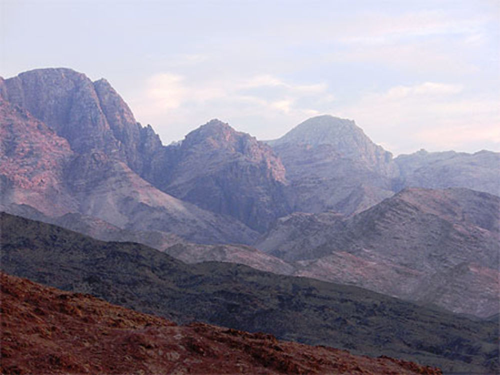 La nuit tombe sur les monts entourant Feynan