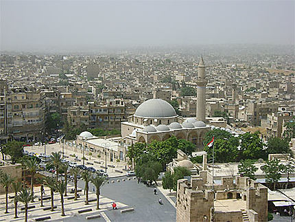 Vue d'Alep avec la mosquée Khusruwiyah