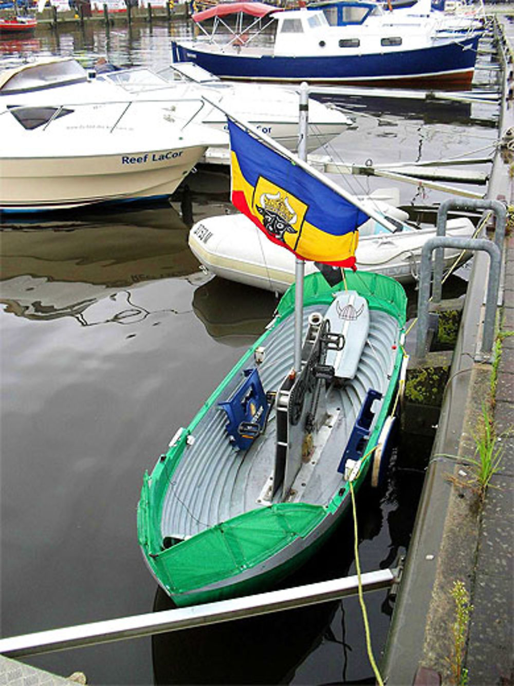 Insolite petite barque à pédale !