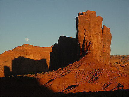 La lune se lève sur Monument Valley
