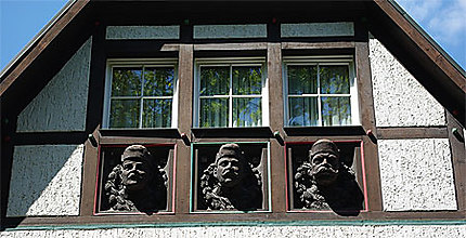 Des statuettes sur une façade