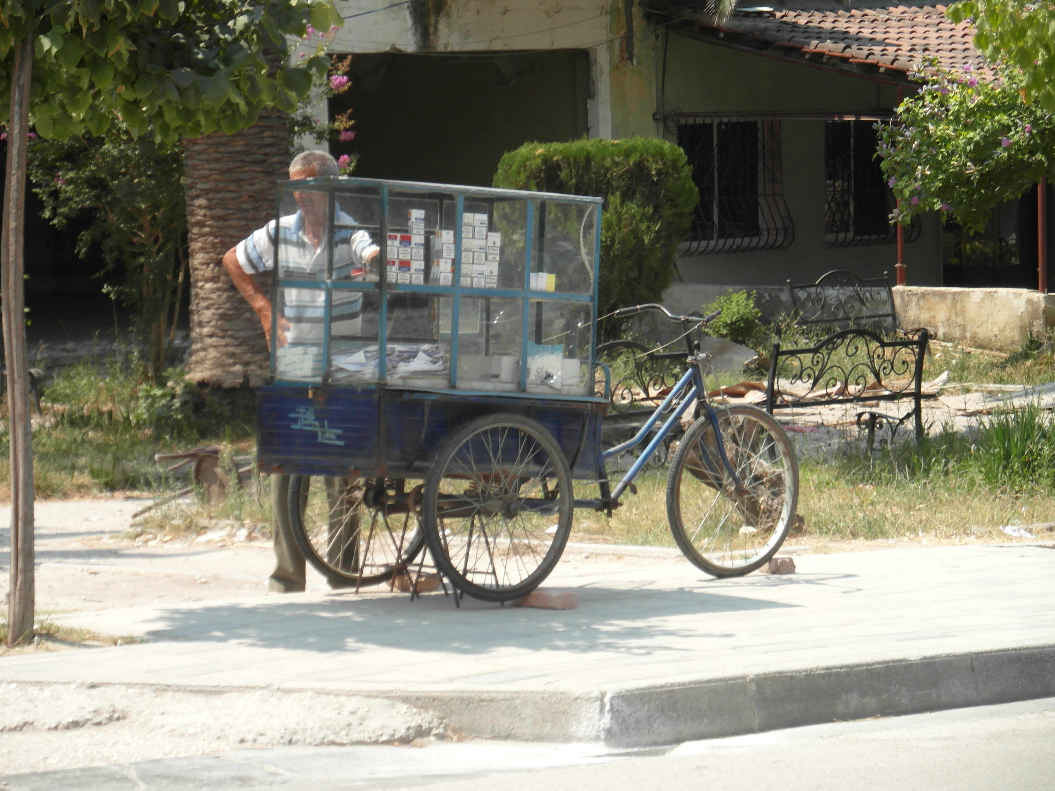 Vendeur de cigarettes à Kuçove Vendeur de cigarettes à Kuçove