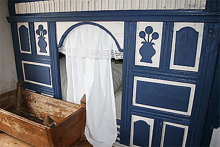 Un lit dans une habitation traditionnelle d'Ouessant