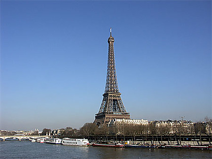 La Tour Eiffel vue du pont de Bir Hakeim