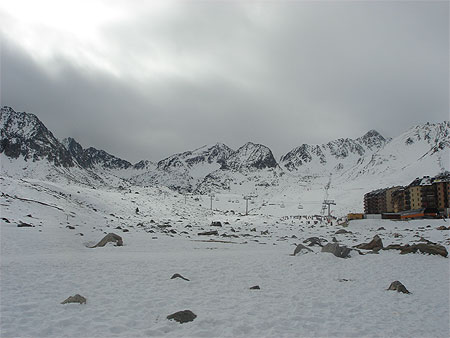 Montagne entourrant le Pas de la Casa Montagne entourrant le Pas de la Casa