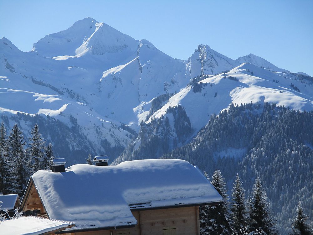 Maison enfouie dans la neige à Manigod