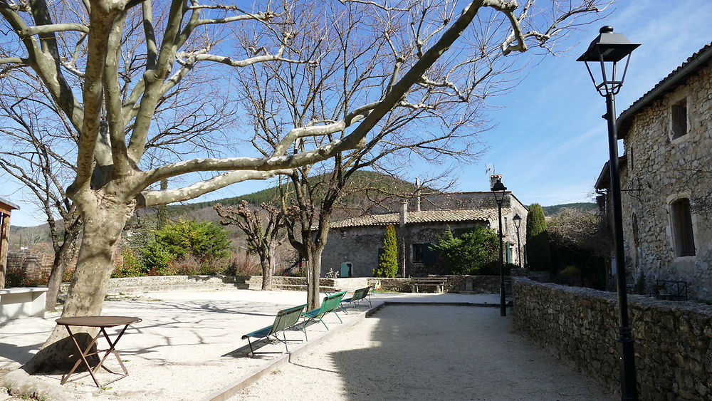 Place du village de Cliousclat