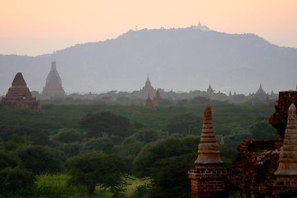 Coucher de soleil sur les pagodes de Bagan