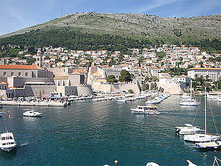 Vue sur le port de la vieille ville depuis les remparts