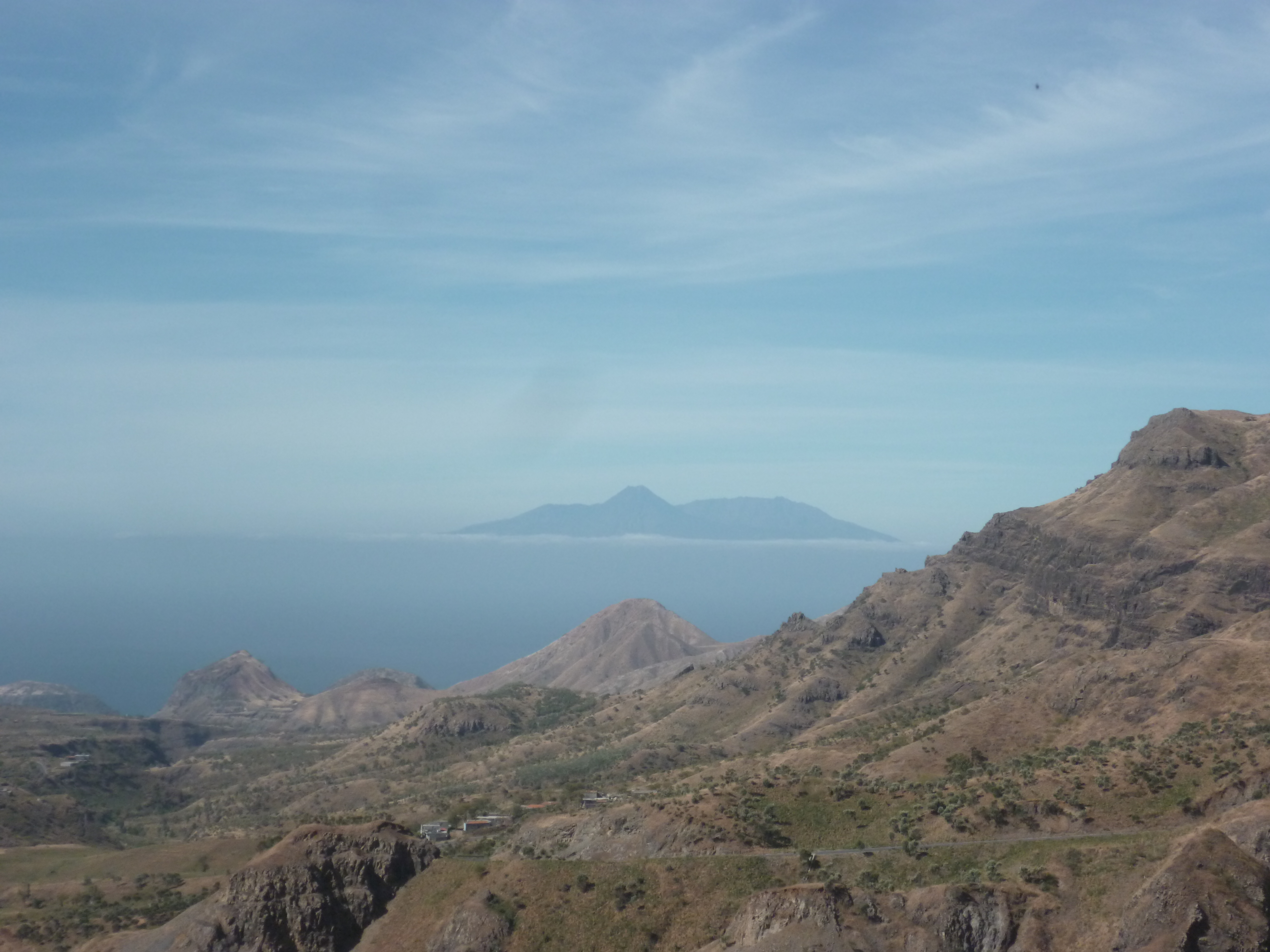 Au sommet de Santiago, Fogo au loin Au sommet de Santiago, Fogo au loin
