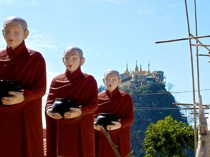 Statues de moines devant le Mont Popa