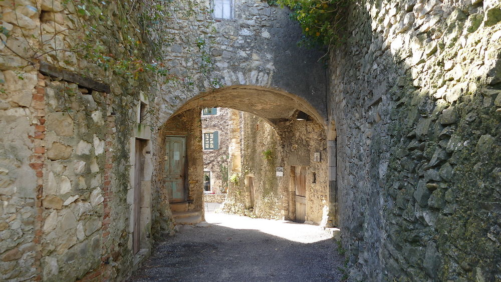 Porche dans une rue du village