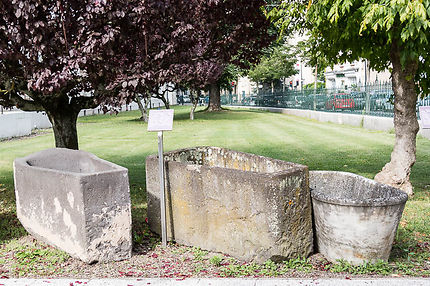Vichy - Anciennes baignoires en pierre du XIXe