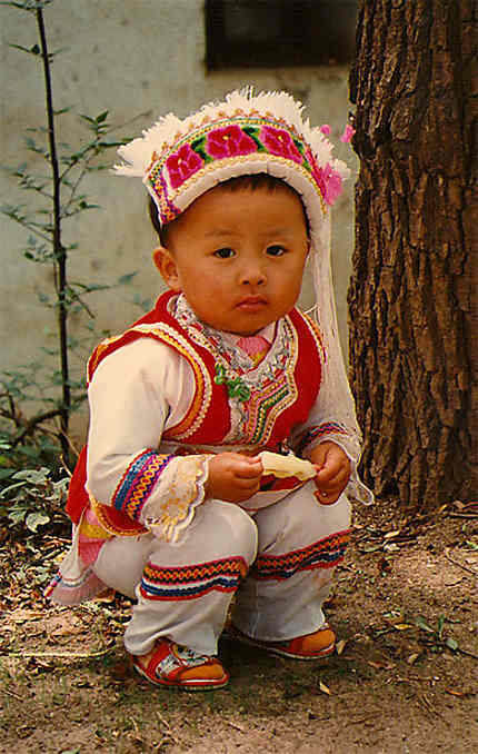 Petite fille en costume traditionel Naxi
