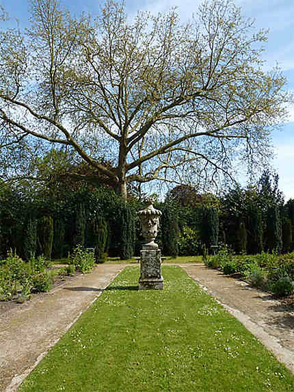 Un jardin dans le parc du château