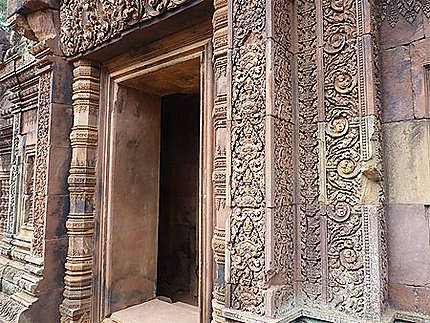 Porte sculptée du Temple des Femmes