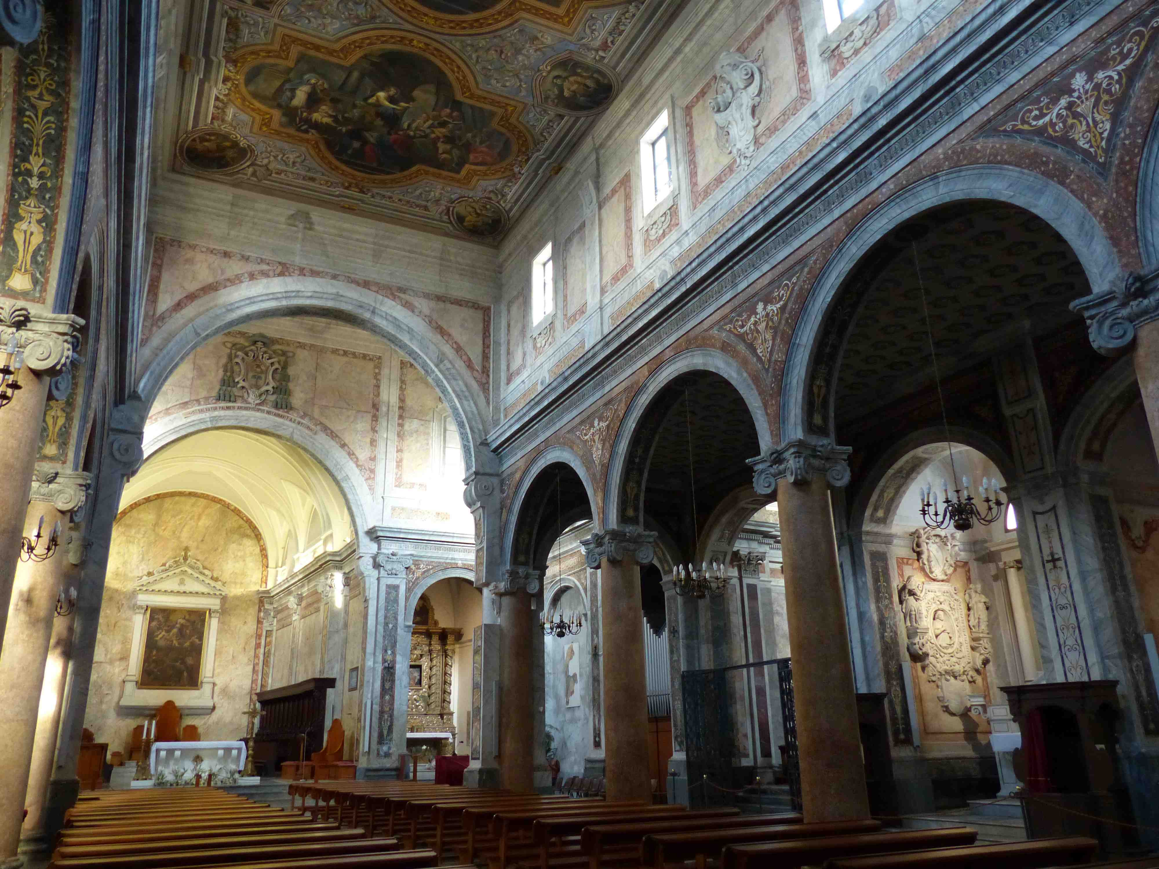 Intérieur de la Cathédrale d'Ostuni Intérieur de la Cathédrale d'Ostuni