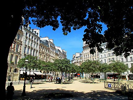 Place Dauphine au mois d' aout