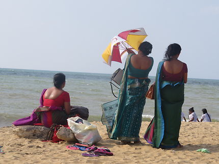 Femmes en sari sur la plage de Negombo