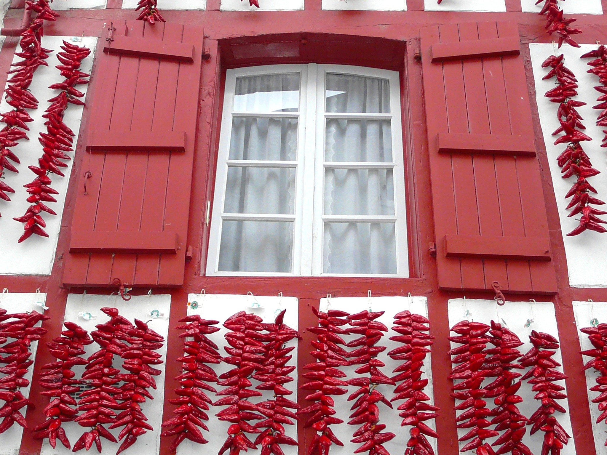 Façade typique avec séchage des piments Façade typique avec séchage des piments