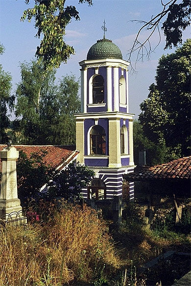 Koprivtschitsa, l'église de l'Assomption vue du cimetière