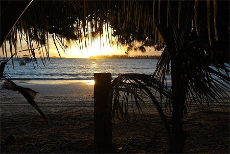 Couché de soleil su la baie de Kuto Couché de soleil su la baie de Kuto