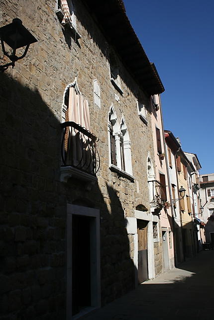 Une rue de la vieille ville de Muggia