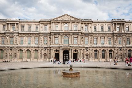 Le Louvre, la cour carrée et sa fontaine