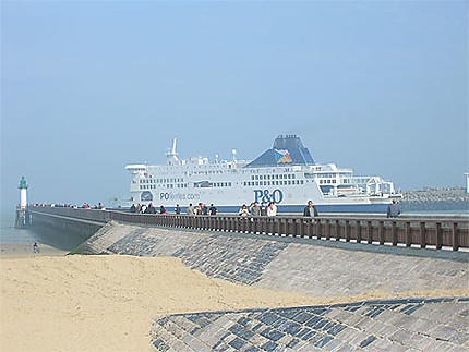 Ferry-boat dans le port de Calais