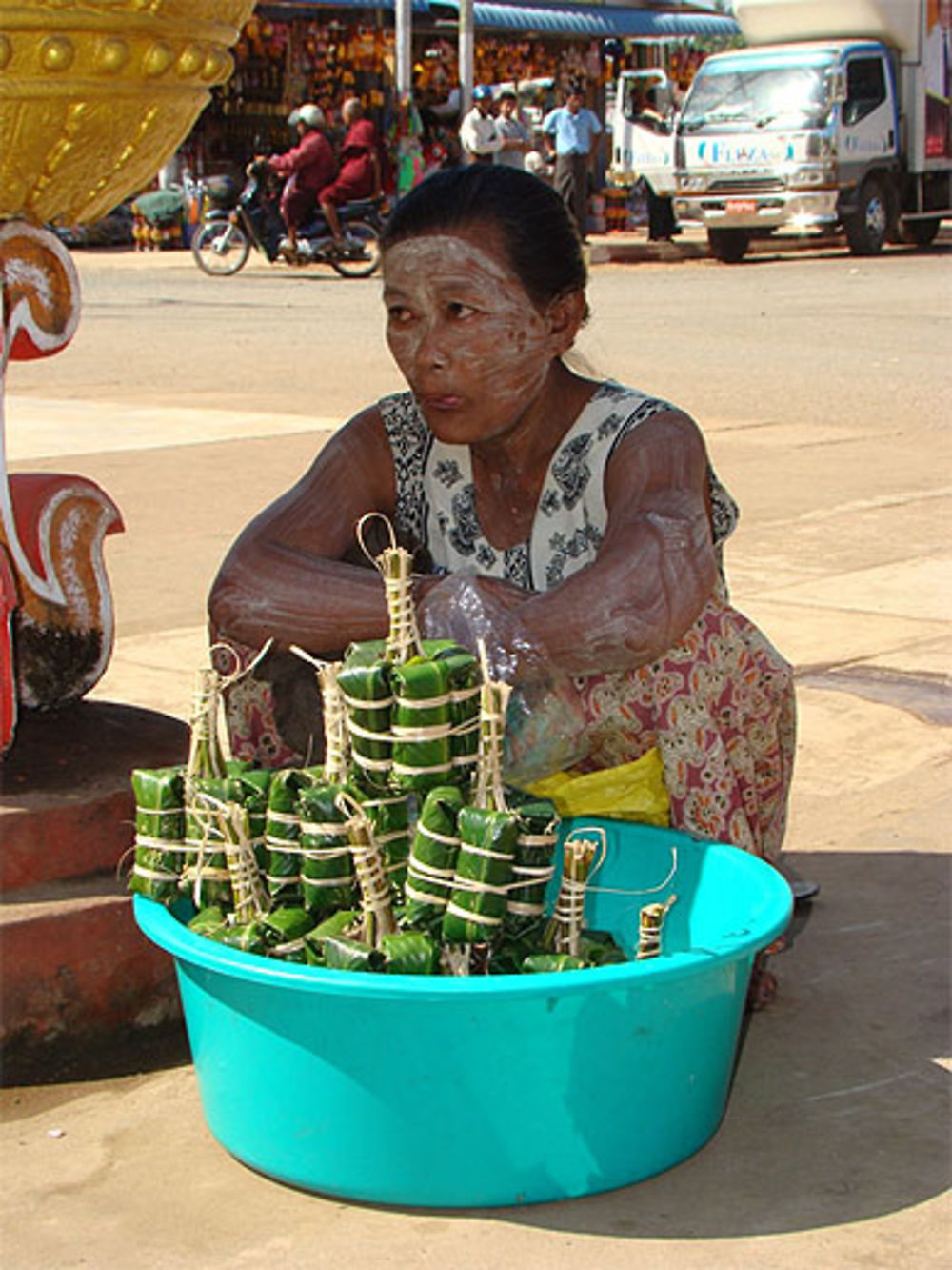 Vendeuse devant la pagode Shwemawdaw