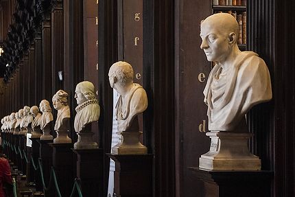 Une rangée de bustes au Trinity College