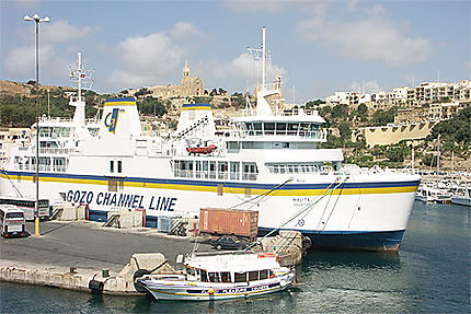 Ferry qui fait la liaison Malte-Gozo