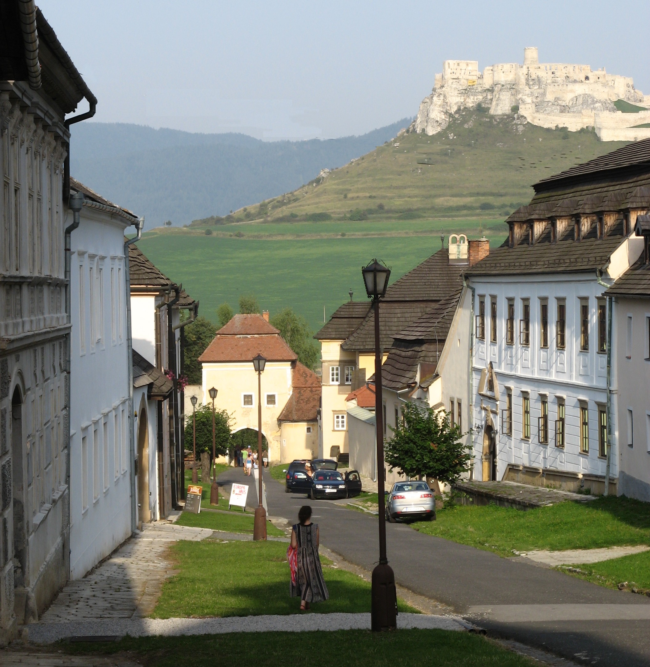 Spissky klastor: vue sur le Château de Spis Spissky klastor: vue sur le Château de Spis