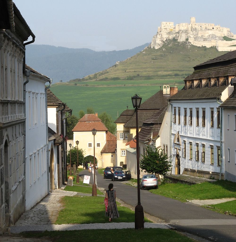 Spissky klastor: vue sur le Château de Spis