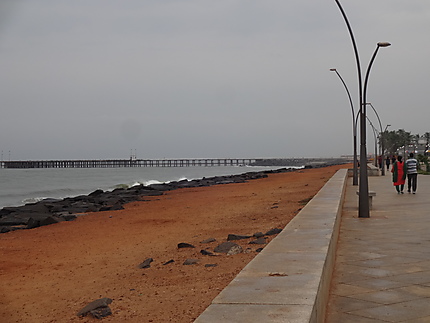 Promenade sur la plage de Puducherry