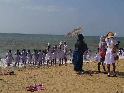 Lycéennes au bain sur la plage de Negombo