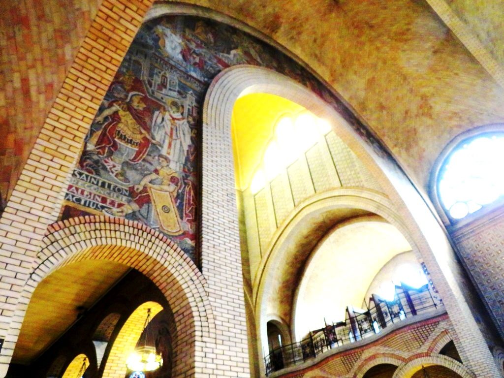Arcades byzantines et mosaïques Église Saint-Léon