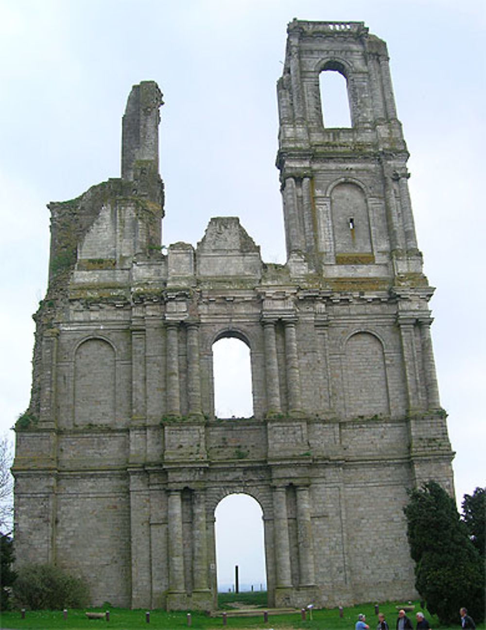 Abbatiale en ruine