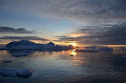 Coucher de soleil sur les icebergs