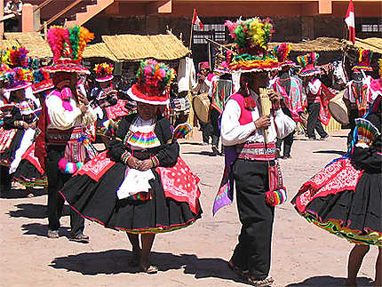 Une danse sur la plaza de Armas sur l'île de Taquilé