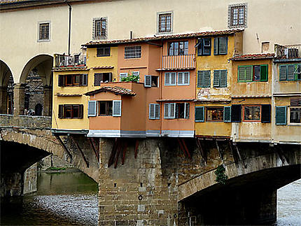 Maisons suspendues sur l'Arno