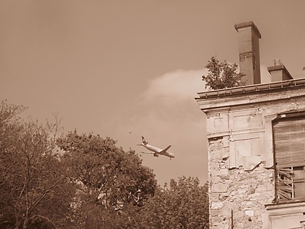 L'avion au dessus de la maison en ruine