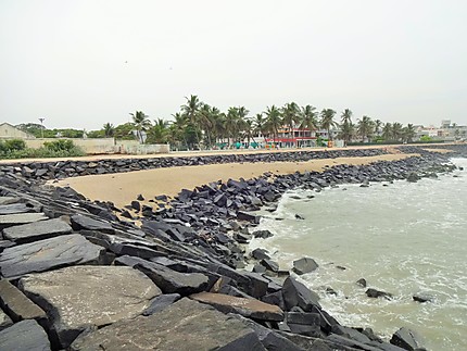 La plage de Puducherry près de rocher