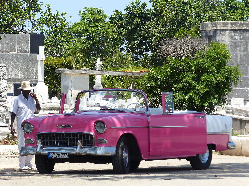 Dans le cimetière Colon, une voiture américaine 