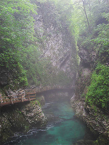 Sentier dans les gorges